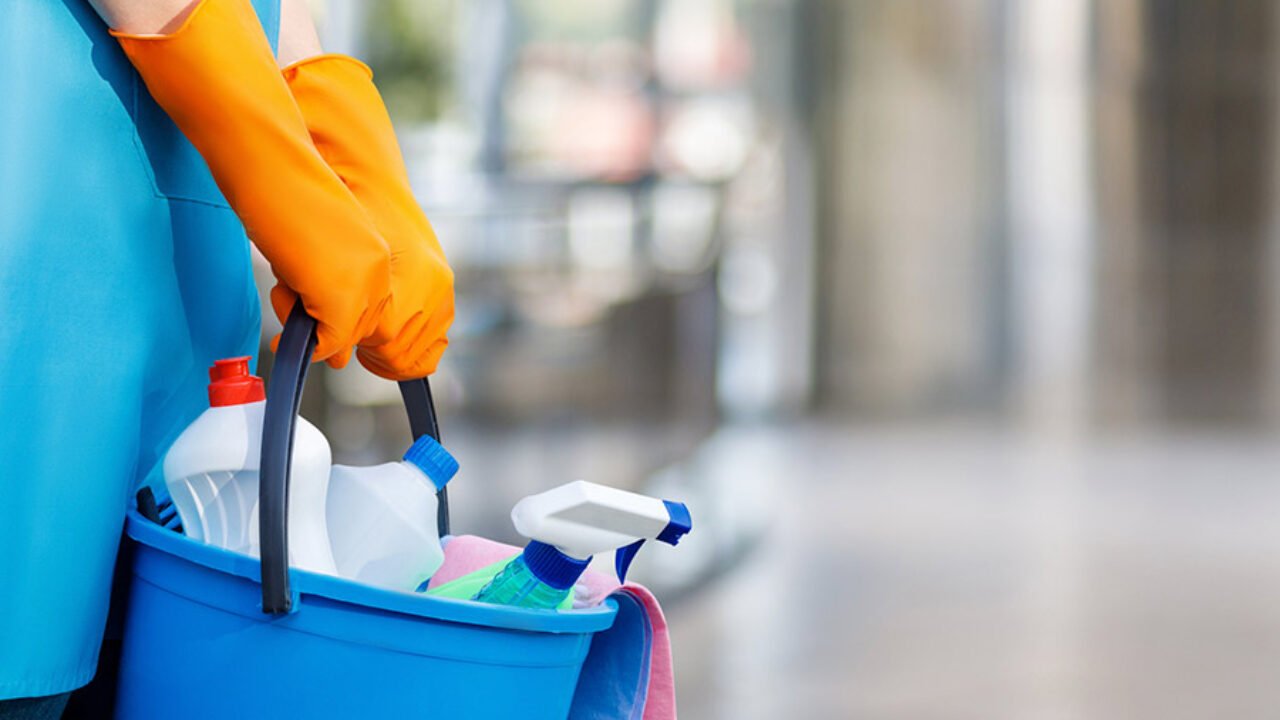 Balde com produtos e utensílios de limpeza